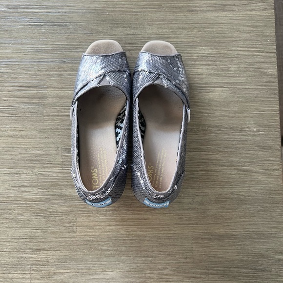 Tom’s Pewter Sequin Wedges. 7 1/2 - Picture 4 of 8
